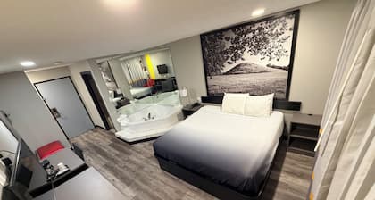 Super 8 by Wyndham Macomb