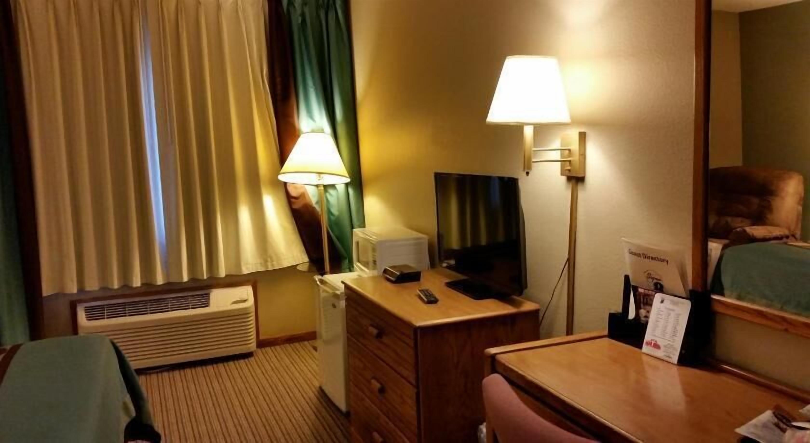 책상, 노트북 작업 공간, 암막 커튼, 다리미/다리미판