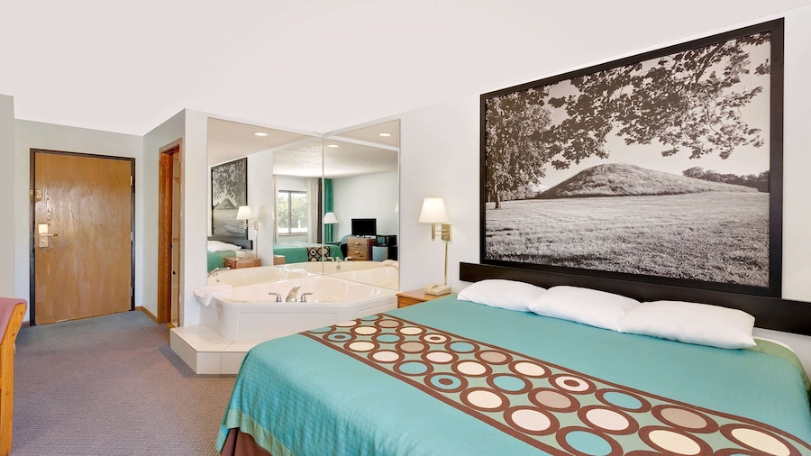 Super 8 by Wyndham Macomb