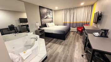 Escritorio, espacio para trabajar con laptop y cortinas blackout