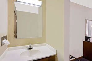 Habitación estándar, 1 cama Queen size | Baño | Tina con regadera, amenidades de baño gratuitas, secadora de cabello 