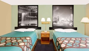 Habitación doble, 2 camas matrimoniales | Escritorio, espacio para trabajar con laptop y cortinas blackout