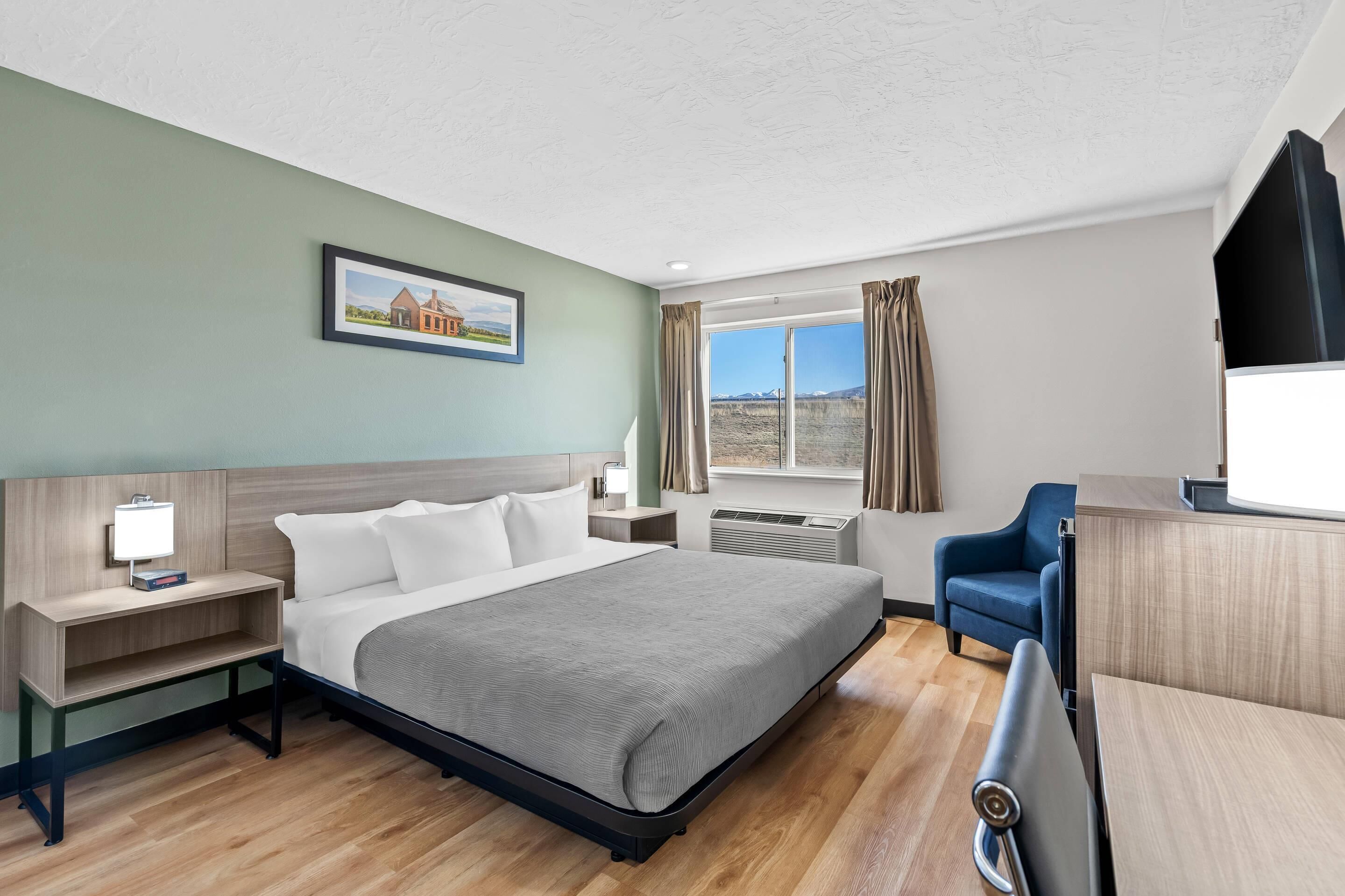 Habitación, 1 cama King size, con acceso para personas discapacitadas, para no fumadores | Escritorio, cortinas blackout, tabla de planchar con plancha y cunas 