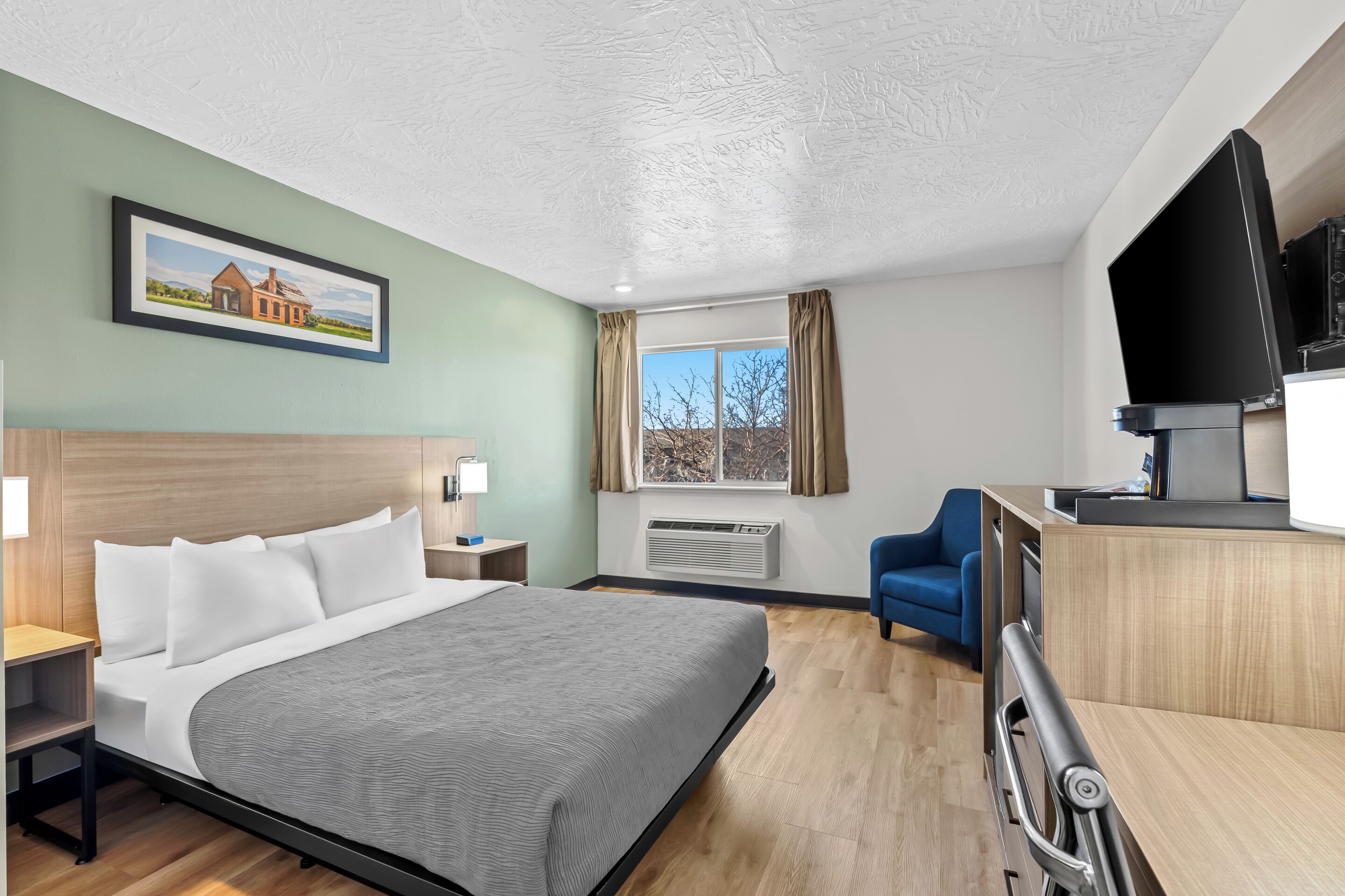 Standaard kamer, 1 queensize bed, niet-roken | Een bureau, verduisterende gordijnen, een strijkplank/strijkijzer