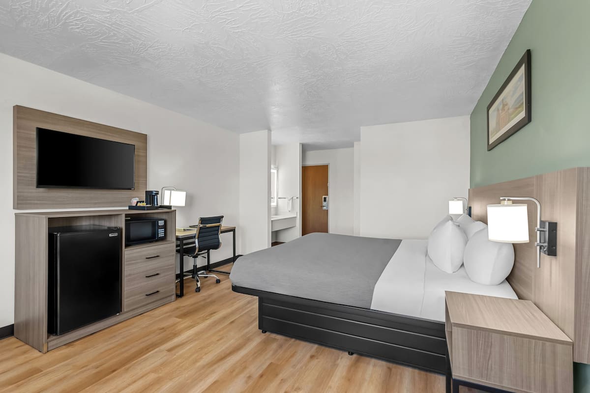 Standaard kamer, 1 kingsize bed, niet-roken | Een bureau, verduisterende gordijnen, een strijkplank/strijkijzer