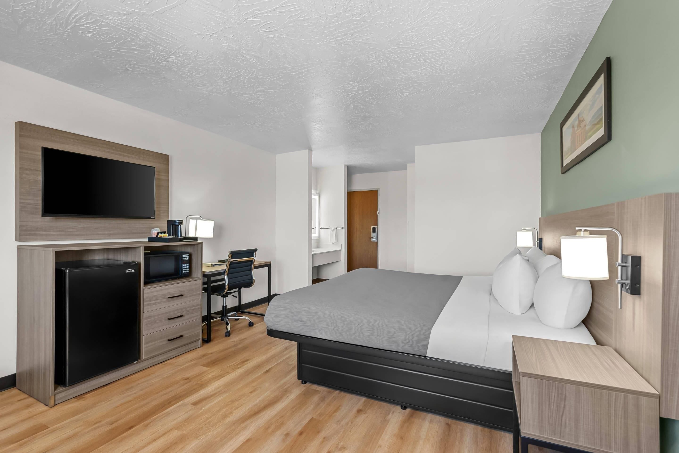 Habitación estándar, 1 cama King size, para no fumadores | Escritorio, cortinas blackout, tabla de planchar con plancha y cunas 