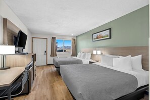 Standaard kamer, 2 queensize bedden, niet-roken | Een bureau, verduisterende gordijnen, een strijkplank/strijkijzer