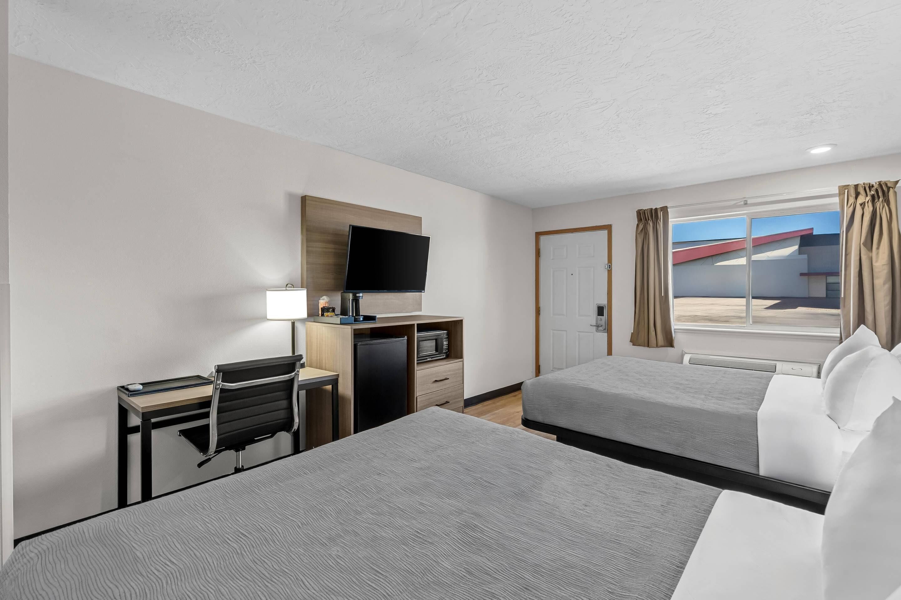 Habitación estándar, 2 camas Queen size, para no fumadores | Escritorio, cortinas blackout, tabla de planchar con plancha y cunas 