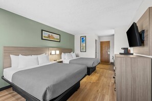 Desk, blackout curtains, iron/ironing board, cots/infant beds - Quality Inn Beaver I-15 (Beaver)