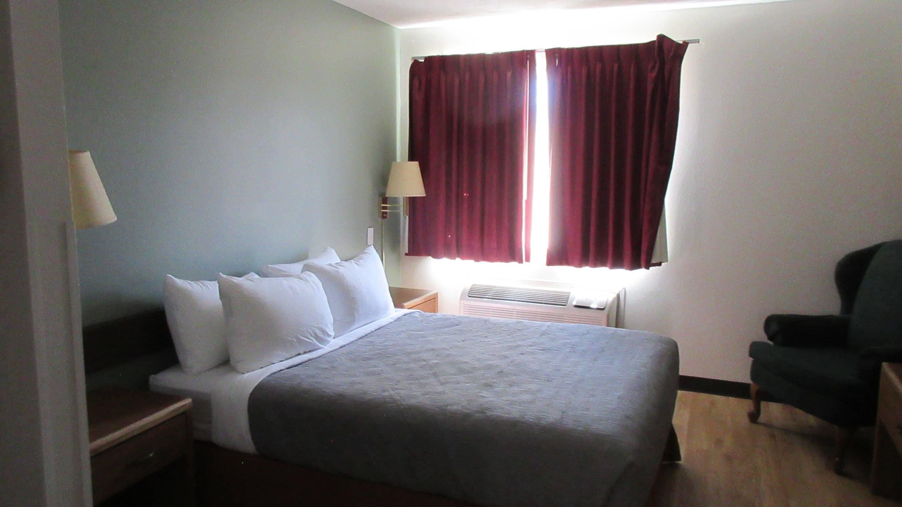 办公桌、遮光窗帘、熨斗/熨衣板、婴儿床