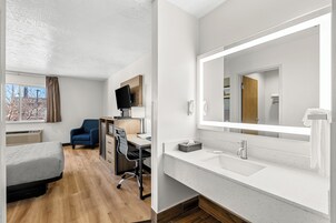 Standard Room, 1 Queen Bed, Non Smoking | Bathroom | Free toiletries, hair dryer, towels