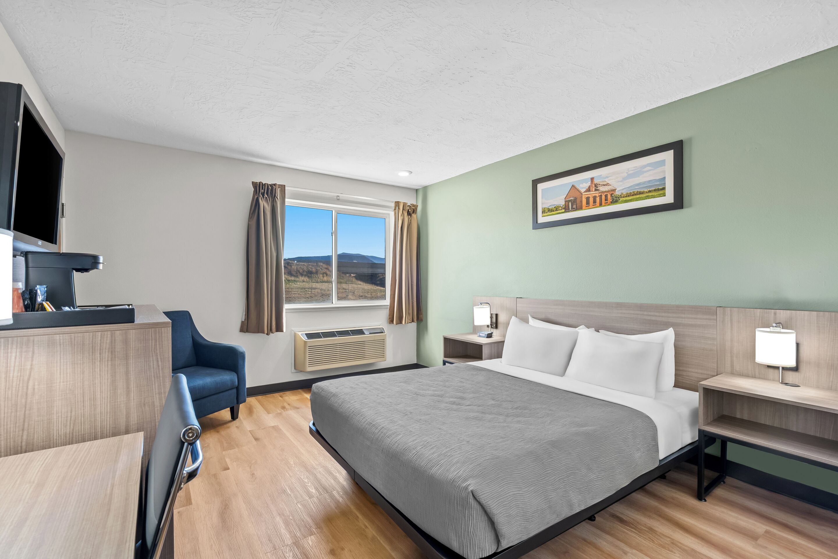 Kamer, 1 queensize bed, toegankelijk voor mindervaliden, niet-roken | Een bureau, verduisterende gordijnen, een strijkplank/strijkijzer