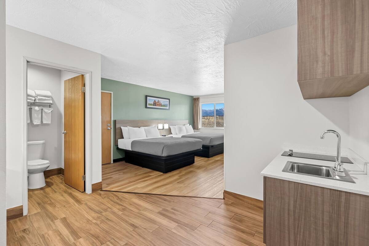 1 King Bed, 2 Queen Beds, Suite, Nonsmoking | 書桌、遮光布/窗簾、熨斗/熨衣板、搖籃/嬰兒床