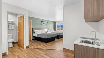 Escrivaninha, cortinas blackout, ferros/tábuas de passar roupa