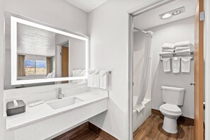 Desk, blackout drapes, iron/ironing board, cribs/infant beds - Quality Inn Beaver I-15 (Beaver)