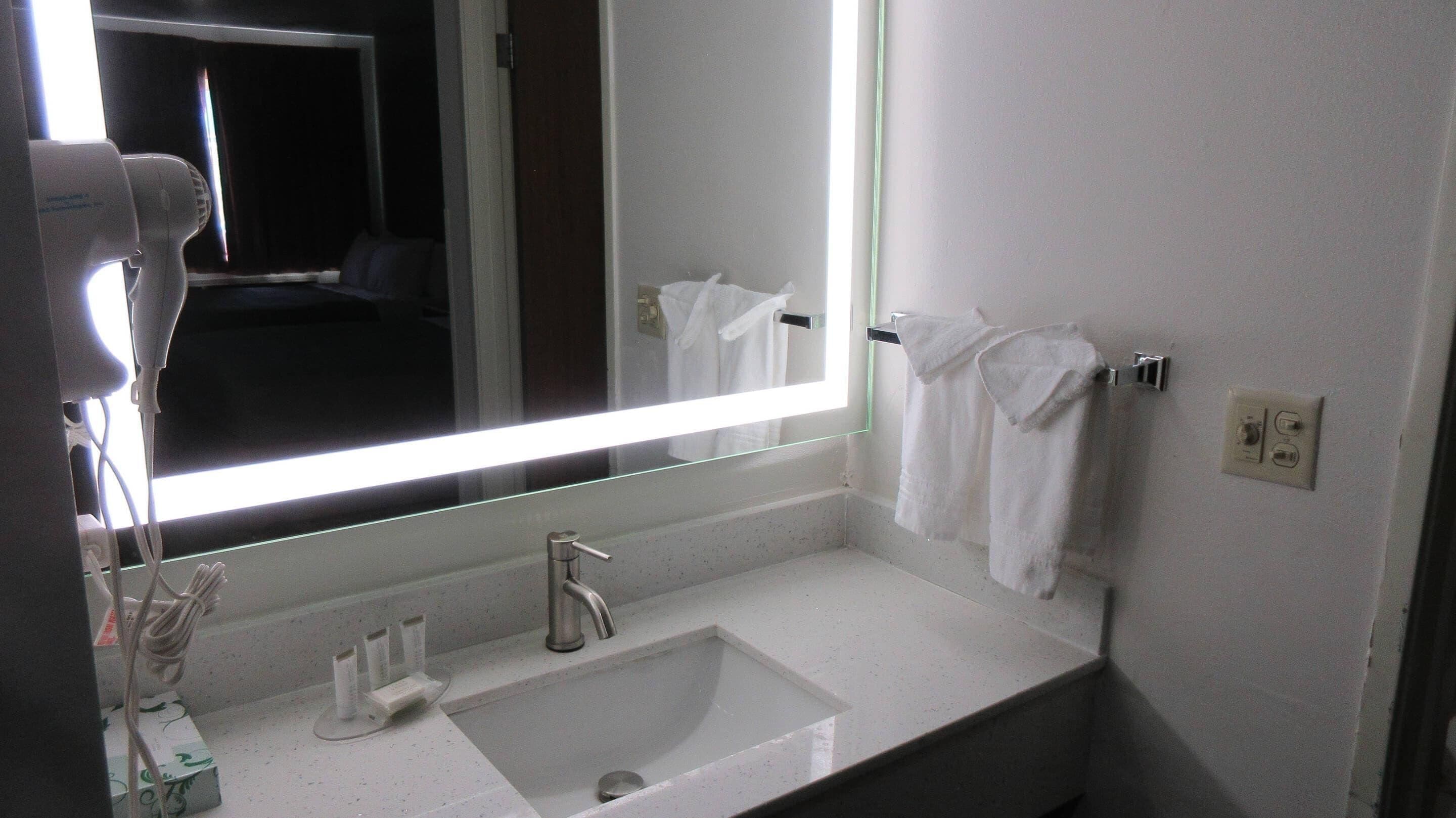 办公桌、遮光窗帘、熨斗/熨衣板、婴儿床