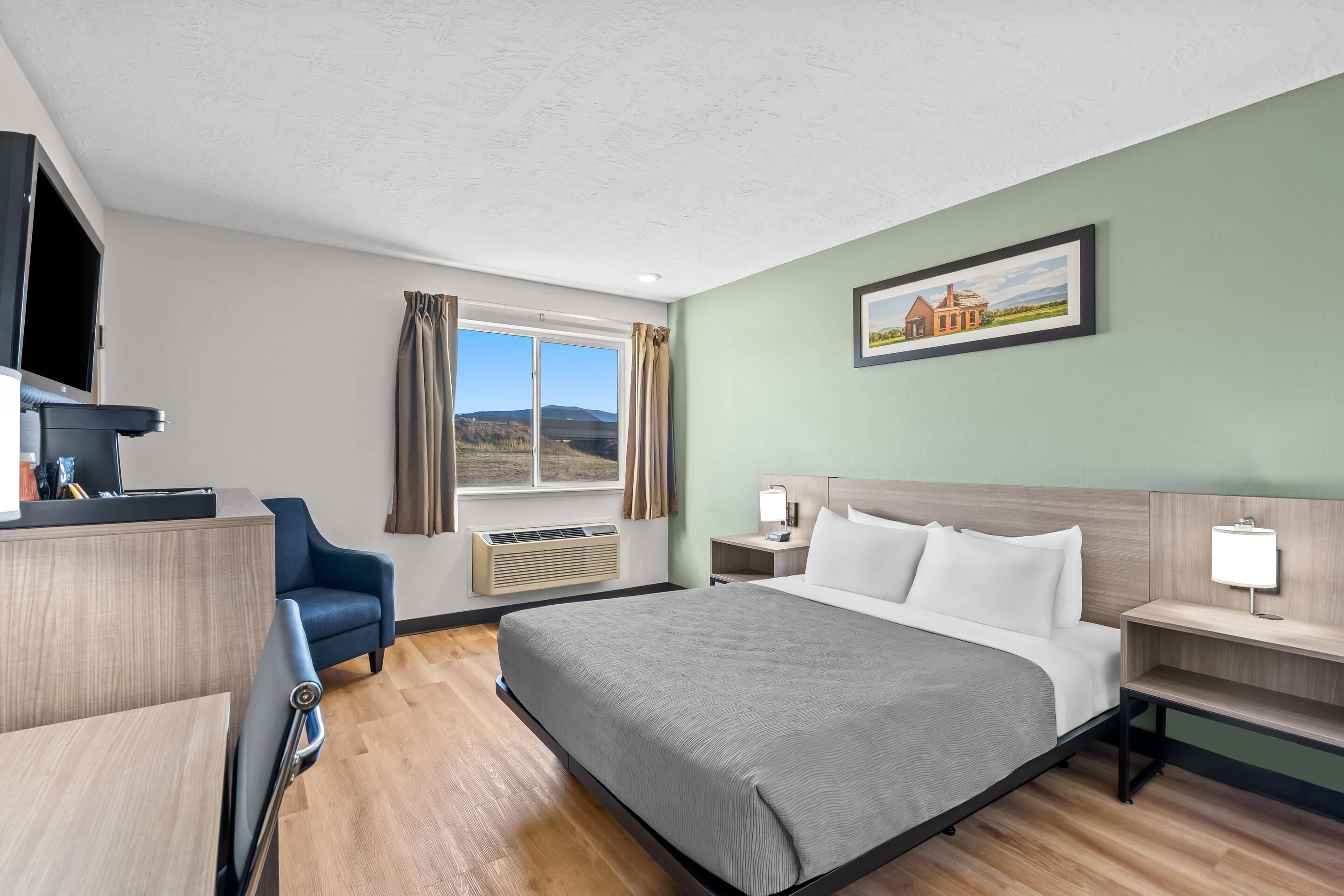 Habitación, 1 cama Queen size, con acceso para personas discapacitadas, para no fumadores | Escritorio, cortinas blackout, tabla de planchar con plancha y cunas 