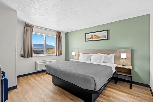 1 King Bed, 2 Queen Beds, Suite, Nonsmoking | Bureau, rideaux d’obscurcissement, fer et planche à repasser