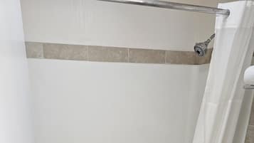 Combined shower/tub, free toiletries, hair dryer, towels