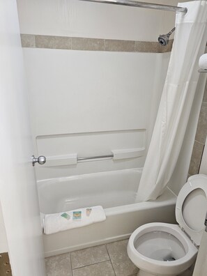 Combined shower/bathtub, free toiletries, hair dryer, towels