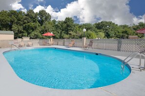 Piscine extérieure, accès possible de 11 h à 22 h, chaises longues