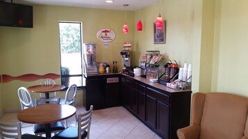 Café da manhã para viagem grátis todos os dias