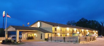 Super 8 by Wyndham Clarksville AR