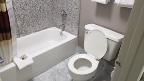 Amenidades de baño gratuitas, secadora de cabello, toallas 