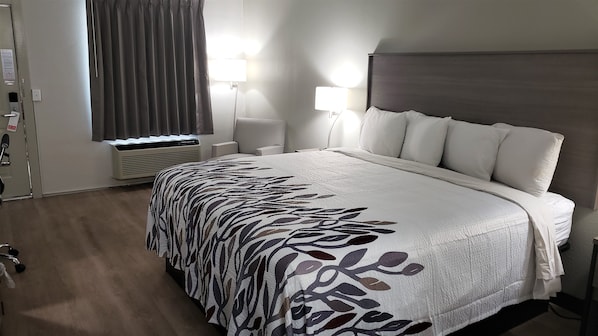 Desk, blackout curtains, iron/ironing board, free WiFi - Red Roof Inn Cullman (Cullman)