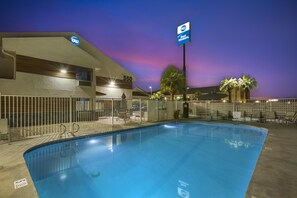 Outdoor pool, sun loungers - Best Western Blythe (Blythe)
