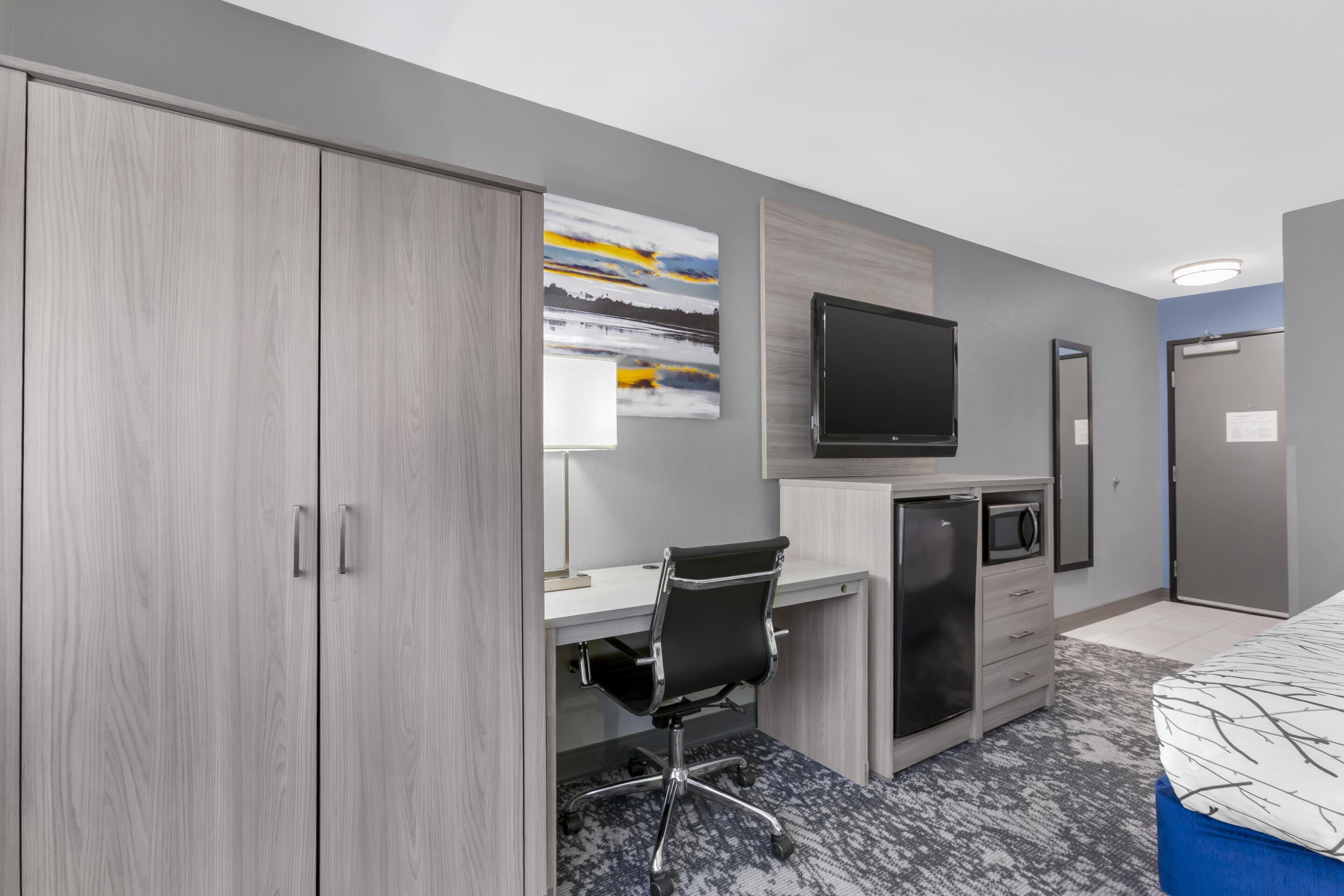 Desk, laptop workspace, iron/ironing board, free WiFi