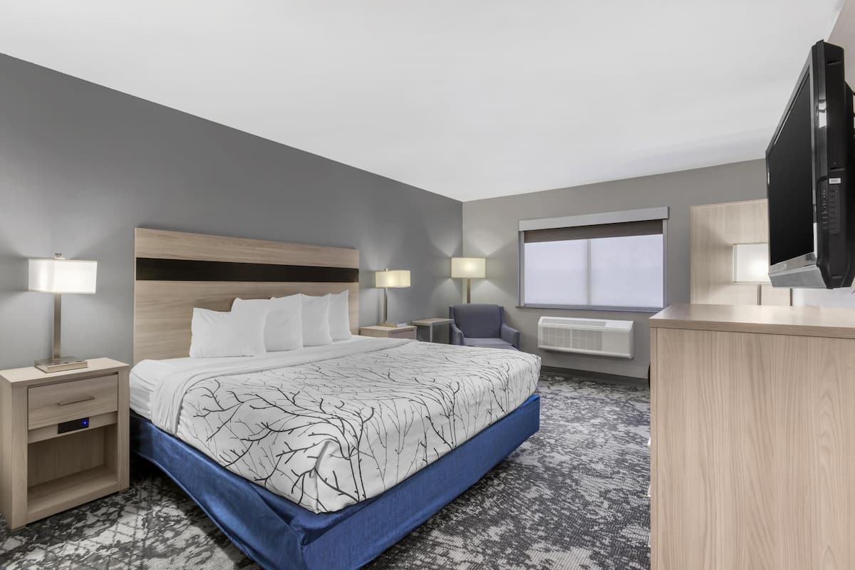 Desk, laptop workspace, iron/ironing board, free WiFi