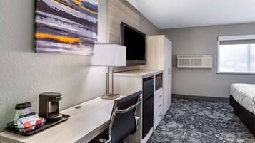 Desk, laptop workspace, iron/ironing board, free WiFi