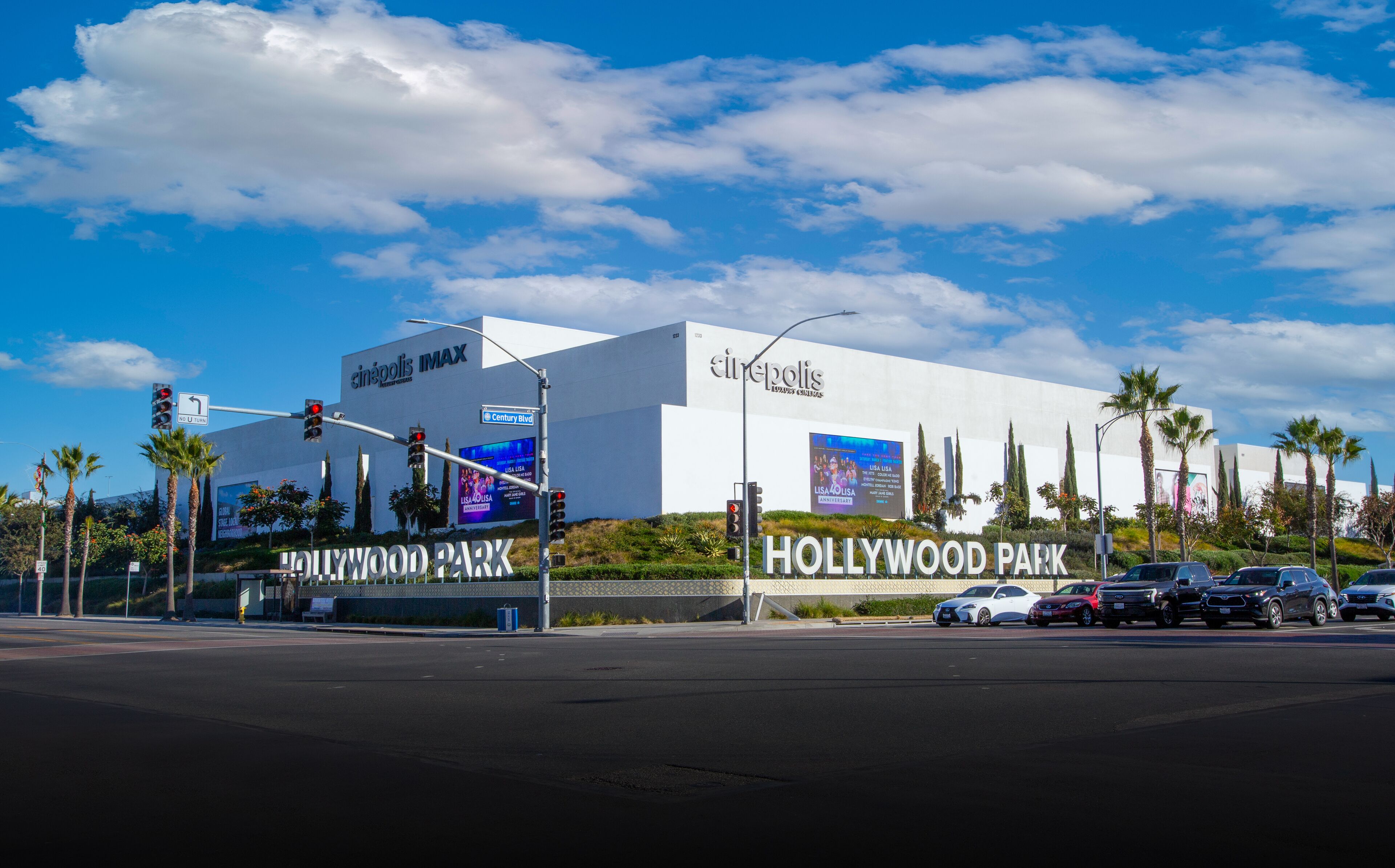 Un edificio moderno con el letrero "Hollywood Park" y "Cinepolis IMAX" en su fachada.
