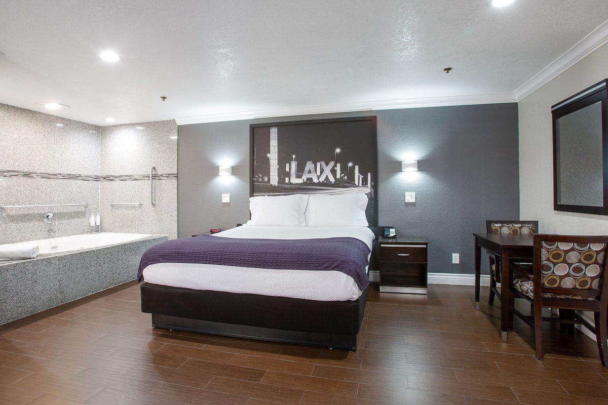 One King Bed with Jacuzzi | Desk, iron/ironing board, free WiFi, bed sheets