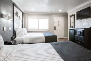 Two Queen Beds | 書桌、隔音、熨斗/熨衣板、免費無線上網