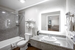 Bañera con ducha, artículos de tocador gratuitos, secador de pelo