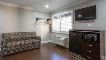 One King Bed with Jacuzzi | Desk, soundproofing, iron/ironing board, free WiFi