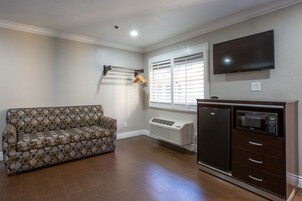 Escritorio, sistema de insonorización y tabla de planchar con plancha 