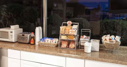 Super 8 by Wyndham Canoga Park