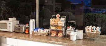 Super 8 by Wyndham Canoga Park