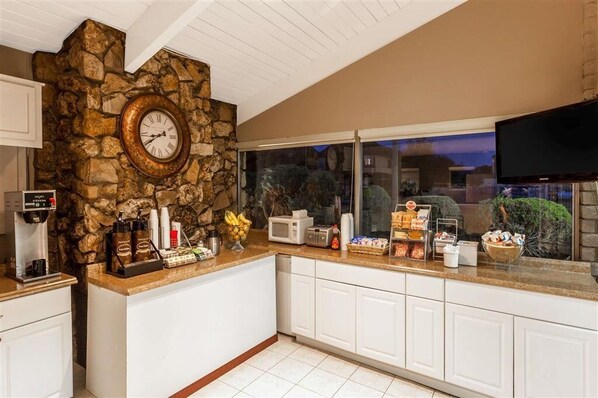 Restaurant - Super 8 by Wyndham Canoga Park (Canoga Park)