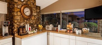 Super 8 by Wyndham Canoga Park