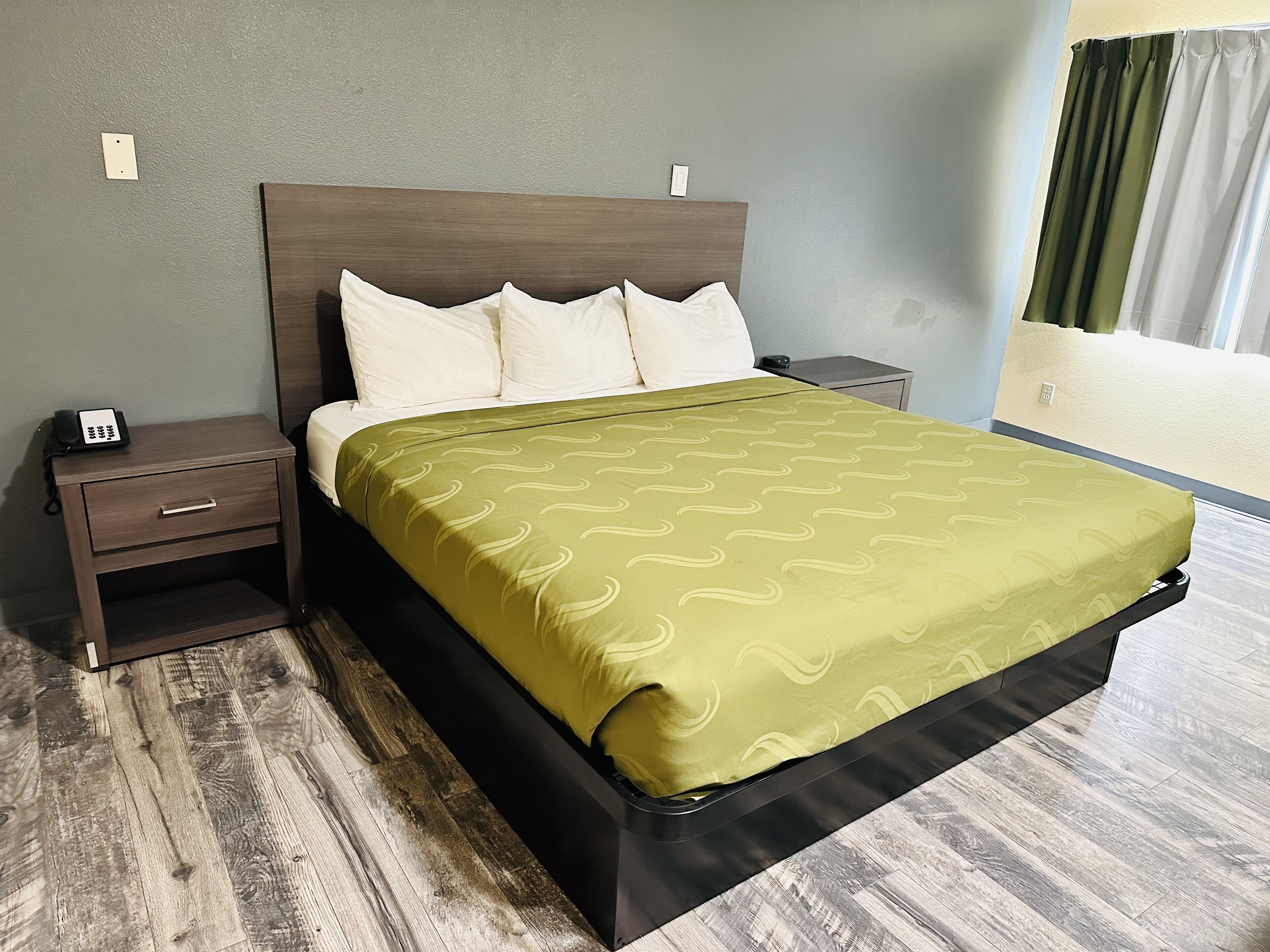 Room, 1 King Bed, Non Smoking | Rollaway beds, free WiFi, bed sheets