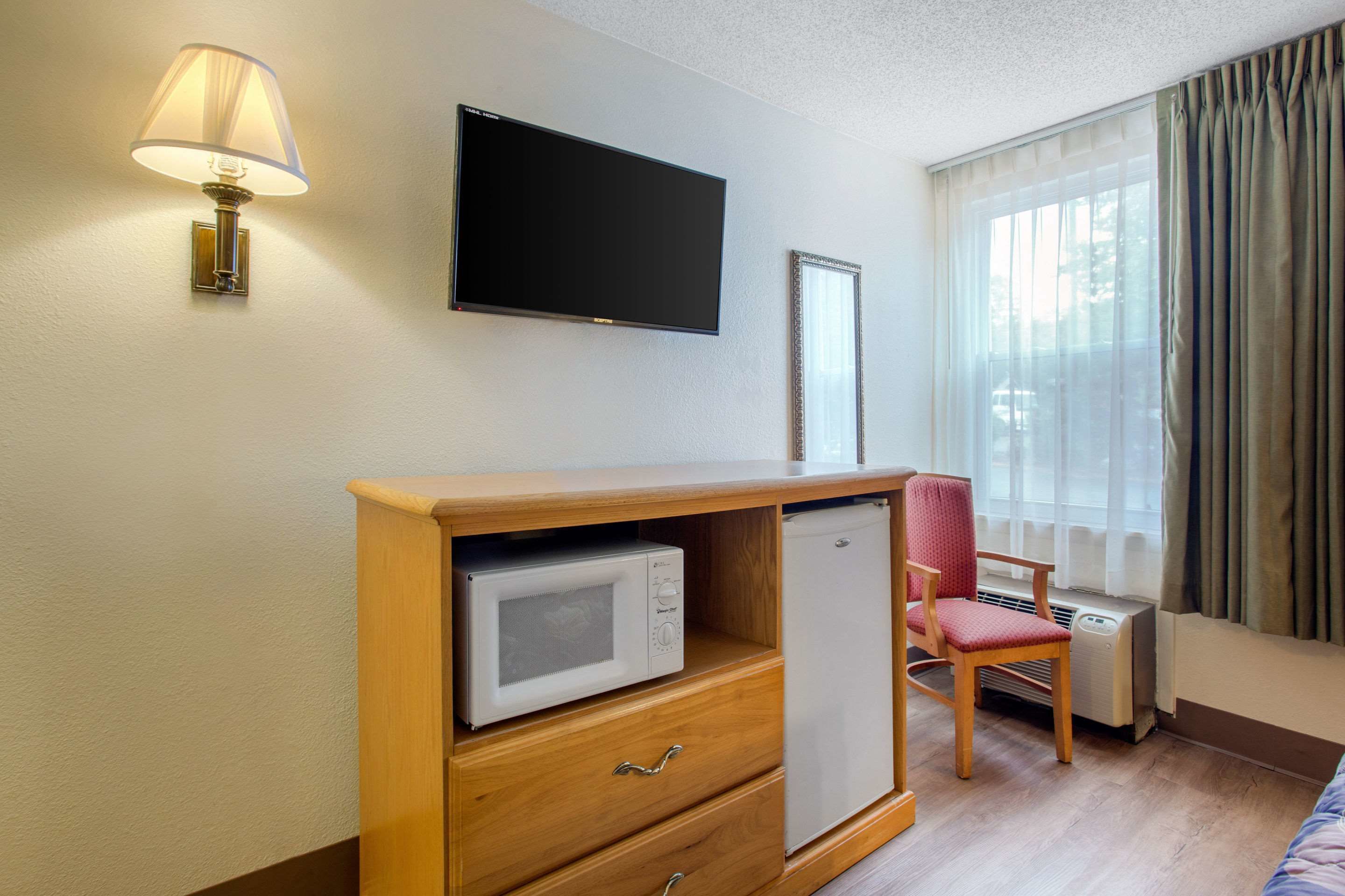 Blackout drapes, rollaway beds, free WiFi, bed sheets