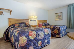 Habitación doble estándar, 2 camas matrimoniales, para no fumadores | Cortinas blackout, camas extra, wifi gratis y ropa de cama 