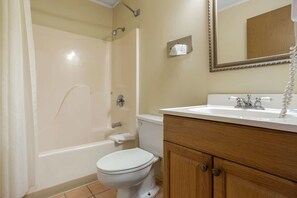 Une salle de bain avec une baignoire, des toilettes et un lavabo.