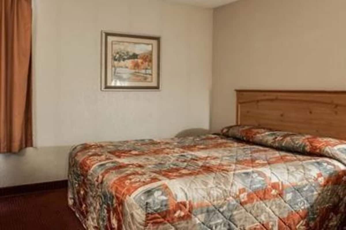 Verdunkelungsvorhänge, Zustellbetten, kostenloses WLAN, Bettwäsche