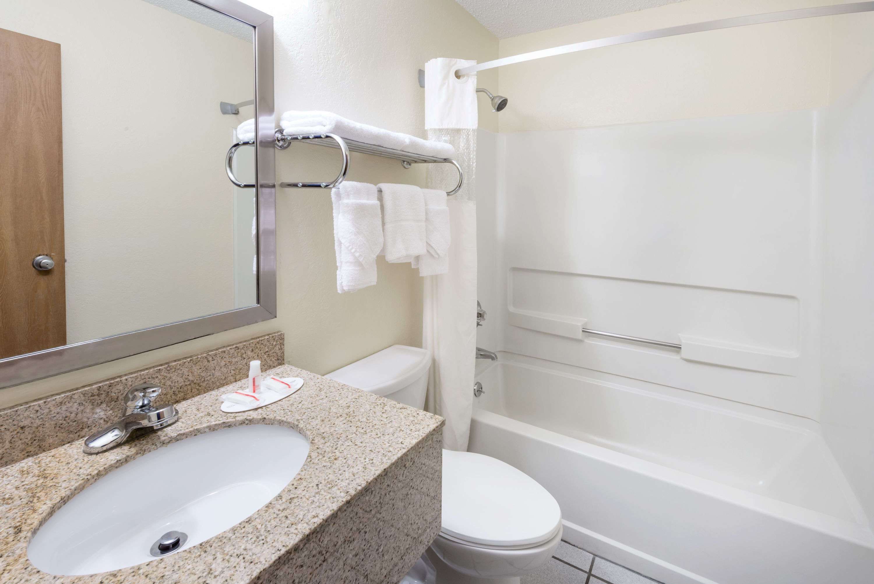 Combined shower/bathtub, free toiletries, hair dryer, towels
