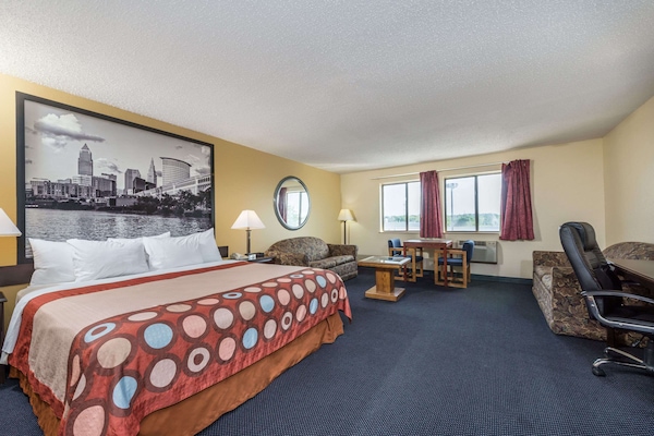 Desk, cribs (free), WiFi (free), bed sheets